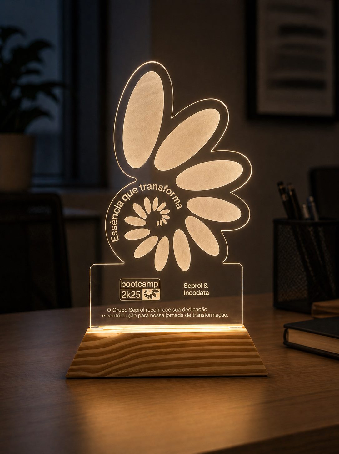 Luminária personalizada Sentim iluminada sobre mesa